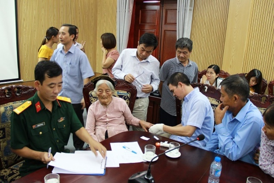 Tiến hành lấy mẫu sinh phẩm của thân nhân liệt sĩ Hang Tám Cô để xét nghiệm ADN