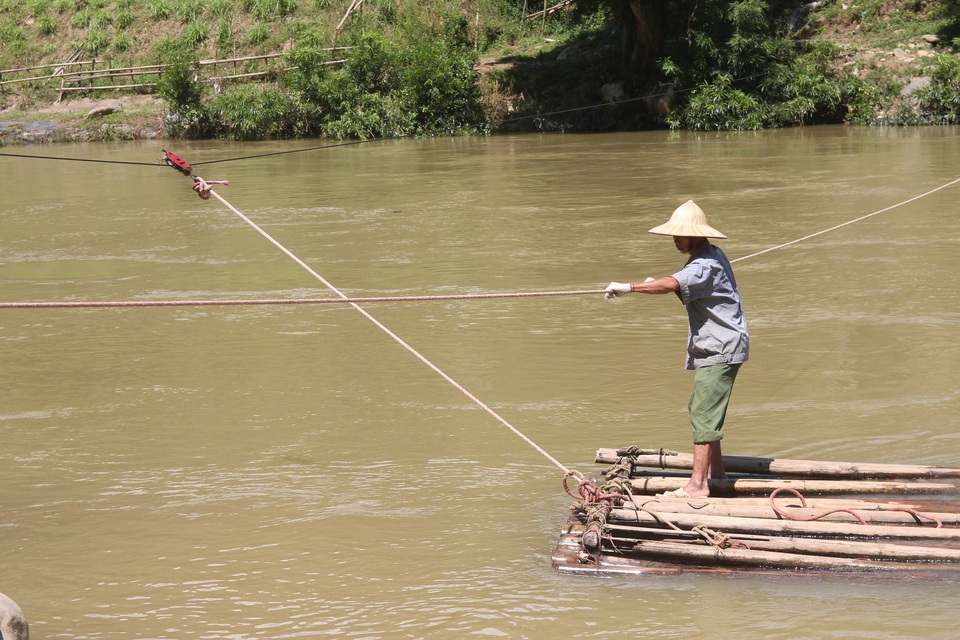 Sởn da gà với cung đường "cắm bản dạy học" của giáo viên vùng cao - 14
Một đầu mảng buộc với sợi dây cáp chăng ngang sông, nếu đứt cáp sẽ xảy ra thảm họa khó ai ngờ