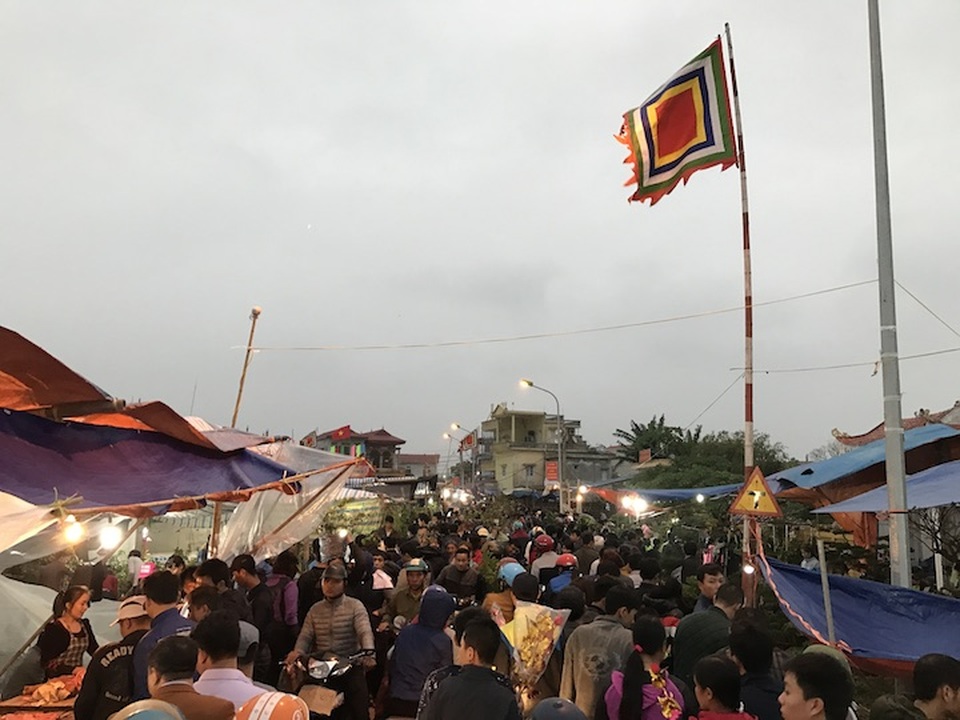 Biển người đổ về chợ Viềng trước giờ khai hội - 3
Với quan niệm lỡ một phiên chợ Viềng là lỡ cả một năm, hàng nghìn người dân từ nhiều tỉnh thành như Hà Nam, Hải Dương, Hà Nội, Thanh Hoá, Hải Phòng, Nam Định... đã tìm đến chợ Viềng mua sắm cho mình một món đồ với mong muốn có được may mắn cả năm.