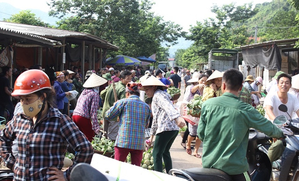 
Sáng ngày 11/8, khu vực chợ na gần thị trấn Chi Lăng rất tấp nập.
