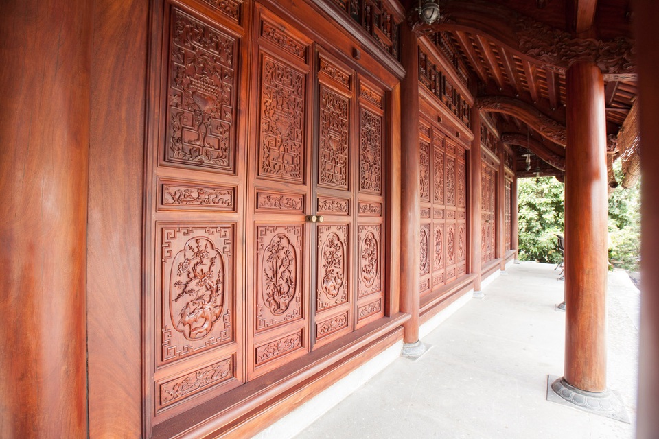 Choáng ngợp “biệt phủ” gỗ lim tinh xảo bậc nhất của đại gia Sài Gòn - 3 Nhà được làm hoàn toàn bằng gỗ lim quý hiếm và phải mất gần hai năm với khoảng 40 thợ ở Chàng Sơn - làng nghề nổi tiếng bậc nhất Hà Nội về làm mộc cổ truyền thực hiện. Các cánh cửa được chạm trổ cầu kỳ, tinh xảo với hoa văn: tùng, cúc, trúc, mai…