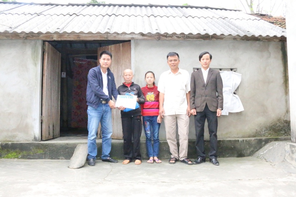 PV Dân trí đã cùng với chính quyền xã Hồng Lộc (huyện Lộc Hà, Hà Tĩnh) đã tới thăm và trao số tiền 135.715.000 đồng cho gia đình chị Phan Thị Thủy