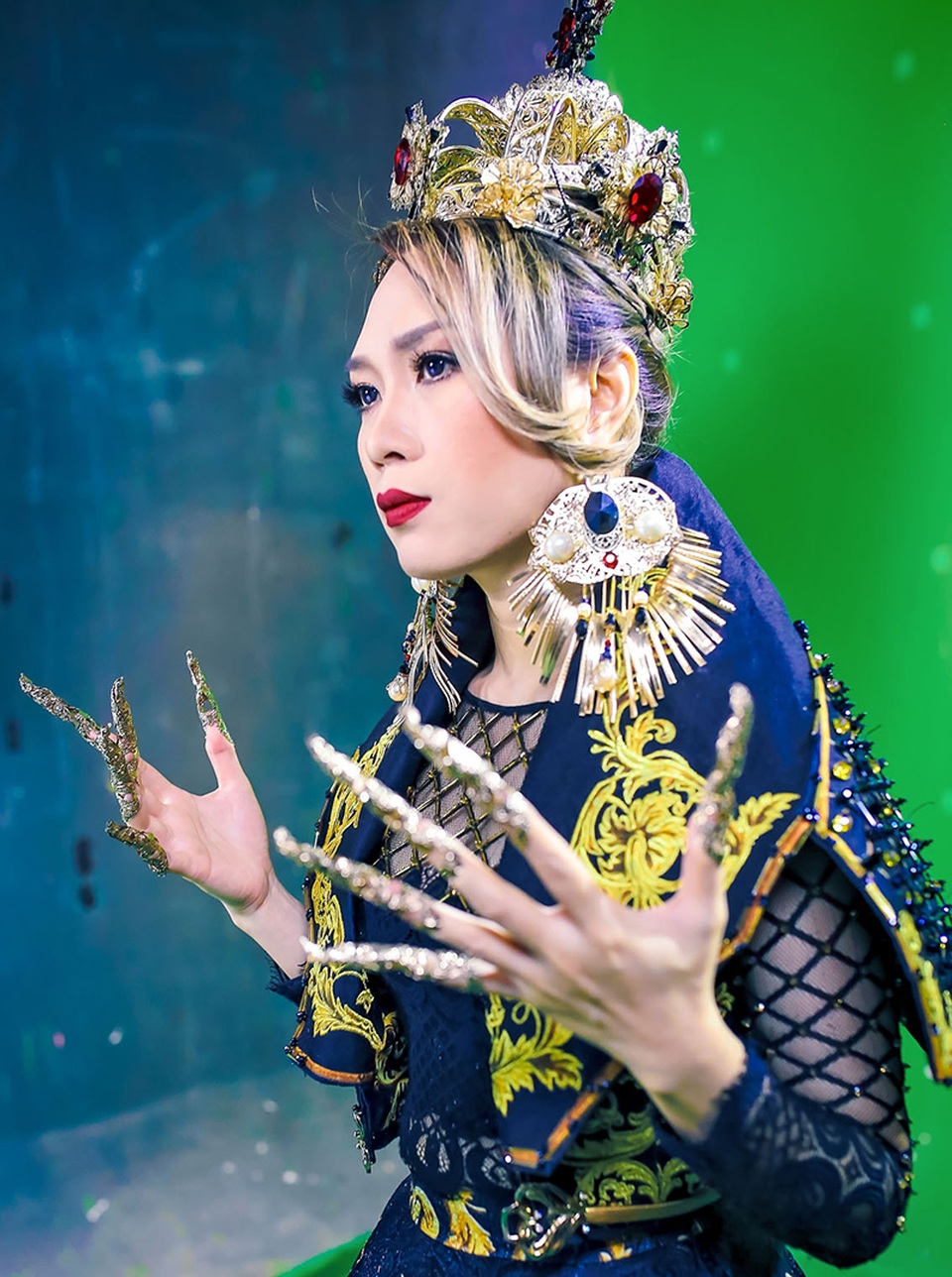 Mỹ Tâm gây choáng khi trở thành nữ vương hài hước ngay đầu năm - 4 Chỉ sau vài giờ ra mắt, MV Anh Thì Không đã nhận được những phản hồi tích cực của người hâm mộ.