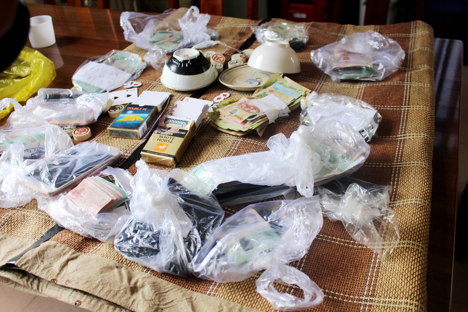 Triệt phá một ổ xóc đĩa, tạm giữ 23 đối tượng - 1 Tang vật bị thu giữ tại hiện trường các đối tượng đánh bạc