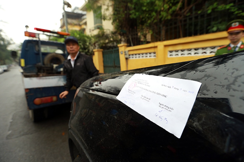 Hà Nội triển khai đỗ xe theo ngày chẵn lẻ, nhiều ô tô bị cẩu - 5 Hà Nội triển khai đỗ xe theo ngày chẵn lẻ, nhiều ô tô bị cẩu - 5
