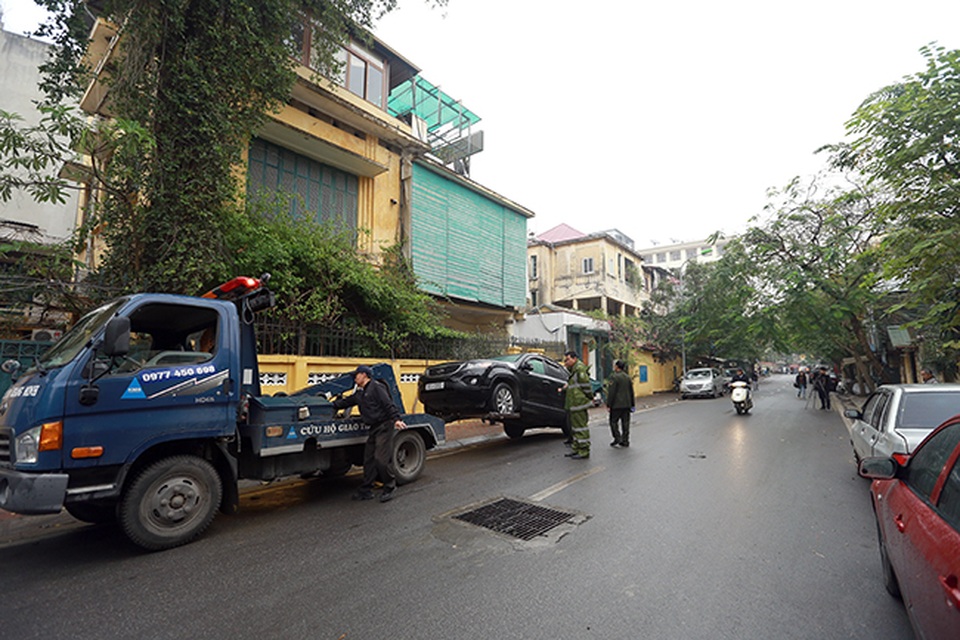 Hà Nội triển khai đỗ xe theo ngày chẵn lẻ, nhiều ô tô bị cẩu - 6 Trong ngày 7/3 một số trường hợp vi phạm đỗ không đúng bên chẵn - lẻ theo quy định bị lực lượng chức năng nhắc nhở