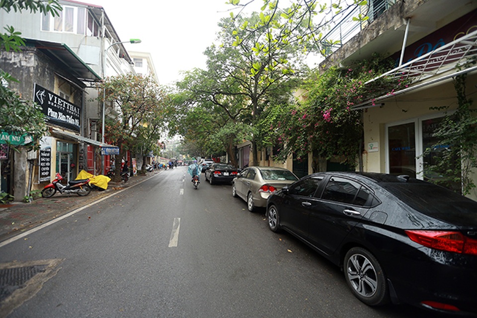 Hà Nội triển khai đỗ xe theo ngày chẵn lẻ, nhiều ô tô bị cẩu - 1 Ngày 7/3 - ngày đầu Hà Nội thực hiện thí điểm đỗ xe theo ngày chẵn - lẻ ở phố Nguyễn Gia Thiều (quận Hoàn Kiếm)