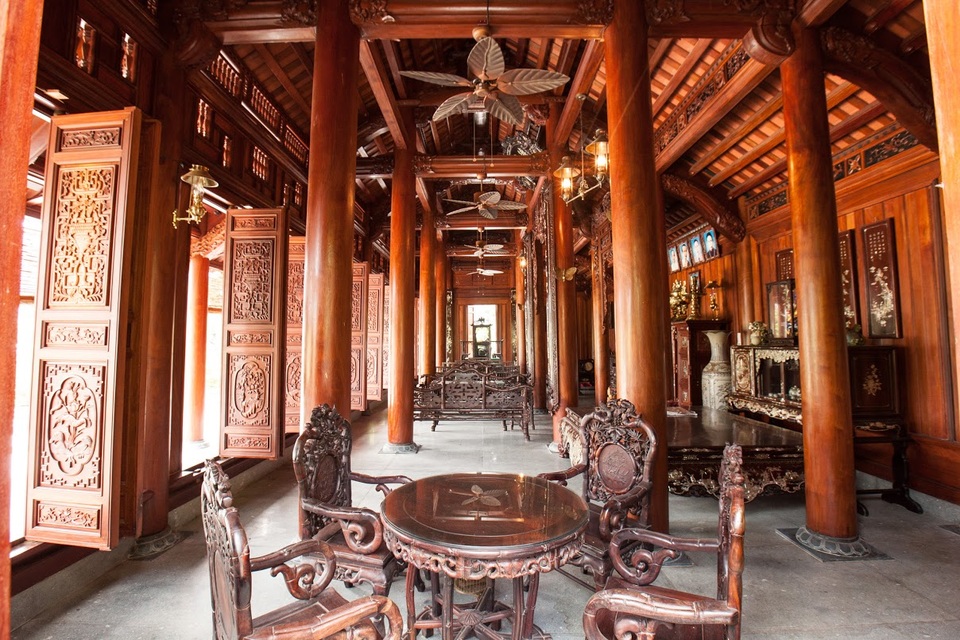Choáng ngợp “biệt phủ” gỗ lim tinh xảo bậc nhất của đại gia Sài Gòn - 4 Căn nhà gồm gồm 5 gian với 36 cột cái bằng gỗ lim nguyên khối, có đường kính trung bình từ 30 – 36cm. Bên trong, nội thất cũng được chăm chút đầu tư rất kỳ công và được làm chủ yếu bằng gỗ trắc.