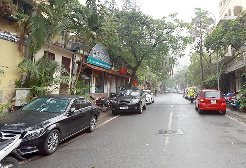 Hà Nội triển khai đỗ xe theo ngày chẵn lẻ, nhiều ô tô bị cẩu - 2
Theo phương án này thì ngày lẻ người dân được đỗ xe bên lẻ, còn ngày chẵn người dân được đỗ xe bên chẵn. Tuy nhiên, trong ngày 7/3, nhiều người vẫn chưa thuộc quy định mới dẫn đến tình trạng đỗ xe cả hai bên đường.