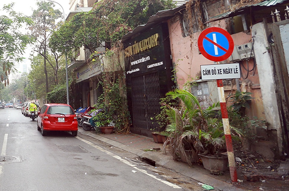 Hà Nội triển khai đỗ xe theo ngày chẵn lẻ, nhiều ô tô bị cẩu - 3
Biển báo cấm đỗ xe ngày lẻ bên phố Nguyễn Gia Thiều được lực lượng chức năng dựng lên