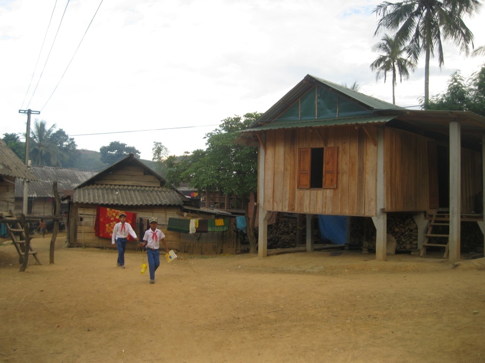 Có điện, việc học hành của con trẻ cũng thuận lợi hơn