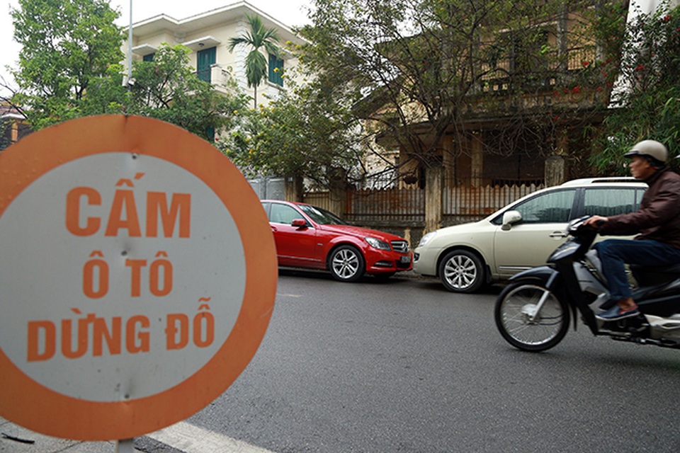 Hà Nội triển khai đỗ xe theo ngày chẵn lẻ, nhiều ô tô bị cẩu - 4 Các biển báo cấm dừng đỗ cũng được đặt nhiều hai bên đường