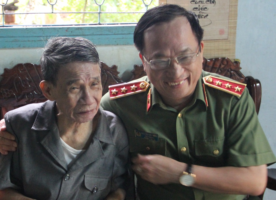 Lãnh đạo Bộ Công an viếng Nghĩa trang liệt sĩ Quốc gia Đồi 82 - 2 Thượng tướng Nguyễn Văn Thành, Thứ trưởng Bộ Công an cùng đoàn công tác Thăm gia đình anh hùng lực lượng vũ trang Phan Văn Điền (Mười Thương)