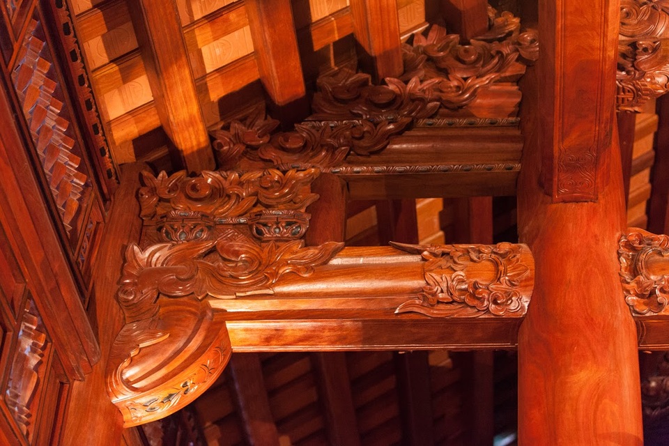 Choáng ngợp “biệt phủ” gỗ lim tinh xảo bậc nhất của đại gia Sài Gòn - 11 Những nét chạm khắc tinh xảo trên gỗ lim nguyên khối.