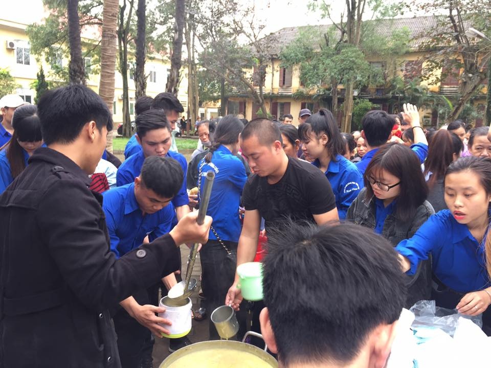 Dù là sinh viên ăn chưa phải là đủ lắm nhưng bằng lòng tình thương trắc ẩn nên các bạn đã giành những đồng tiền nhỏ, bỏ công sức nấu cháo cho các bệnh nhân nghèo.