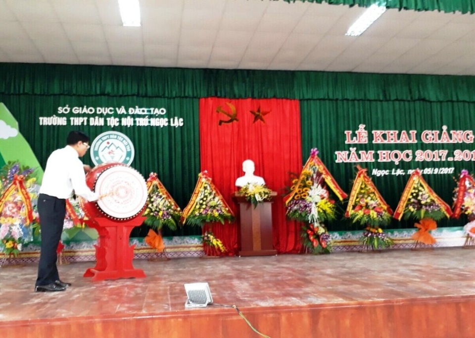 Lễ khai giảng đầu tiên tại ngôi trường chuyên biệt của xứ Thanh - 3 Ông Phạm Đăng Quyền - Phó chủ tịch UBND tỉnh Thanh Hóa đánh trống khai giảng năm học mới tại trường THPT Dân tộc nội trú Ngọc Lặc