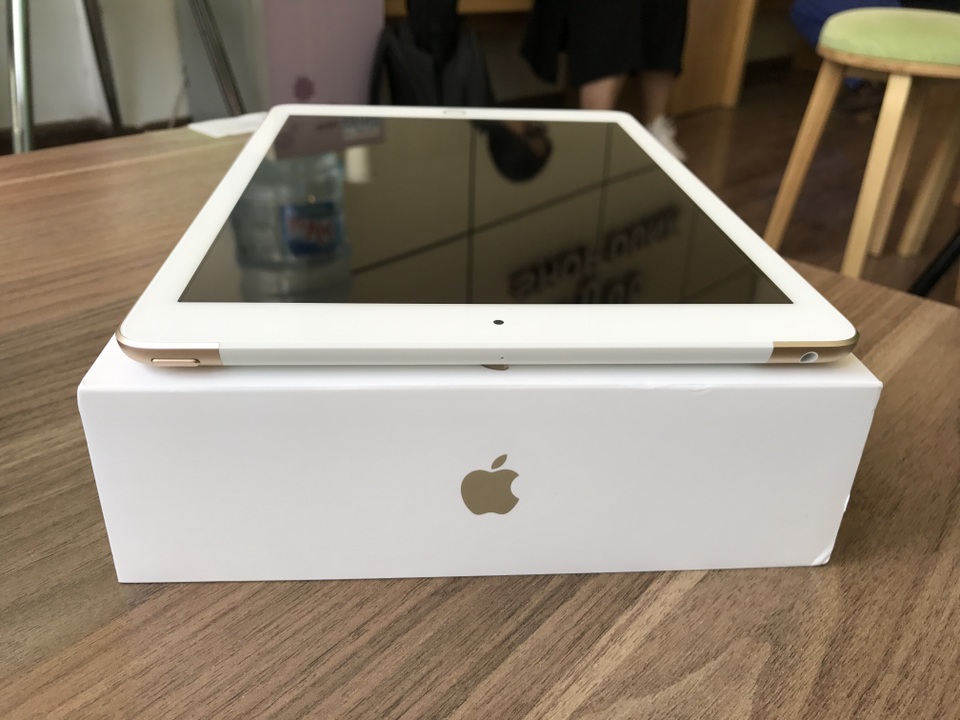 Trên tay iPad 9.7" phiên bản 2017 đầu tiên tại Việt Nam, giá 10,75 triệu đồng - 2 Ở mặt sau máy, có thể nhận thấy một dải màu trắng bằng nhựa nằm ở vị trí cạnh camera.