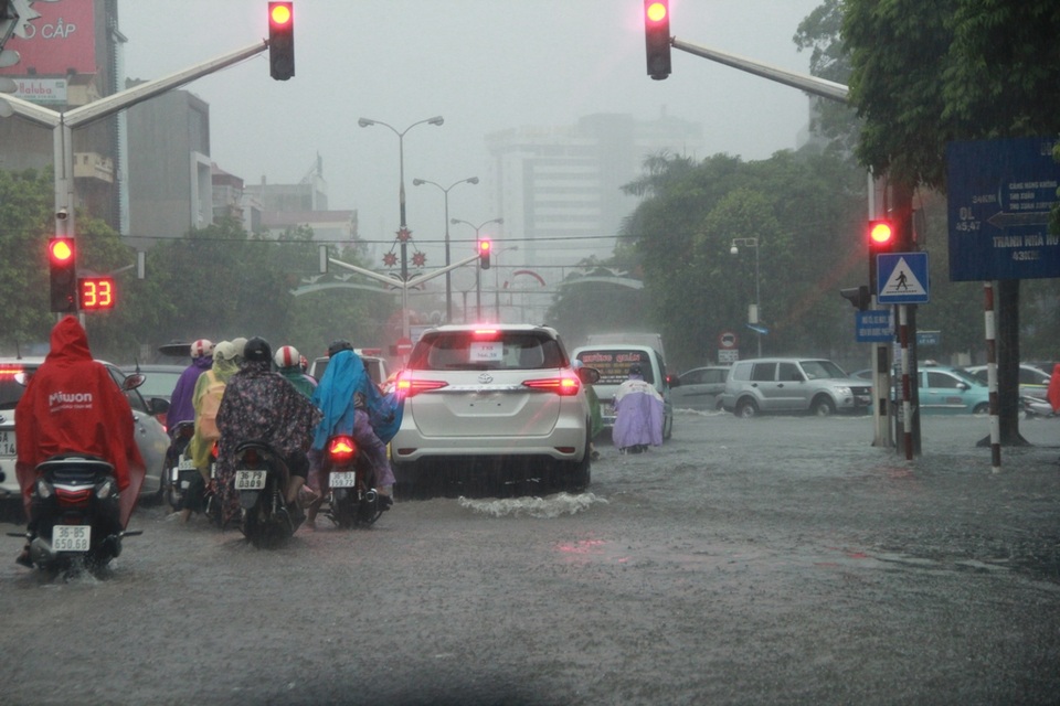 Nhiều tuyến phố ở Thanh Hóa thành sông sau cơn mưa lớn - 11
Giao thông nhiều đoạn tê liệt