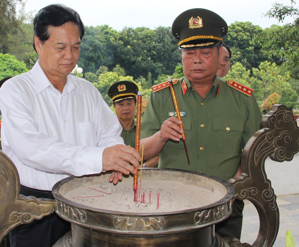 Lãnh đạo Bộ Công an viếng Nghĩa trang liệt sĩ Quốc gia Đồi 82 - 1
Nguyên Thủ tướng Chính phủ Nguyễn Tấn Dũng và Đại tướng Lê Hồng Anh thắp hương trước tượng đài các anh hùng liệt sĩ.