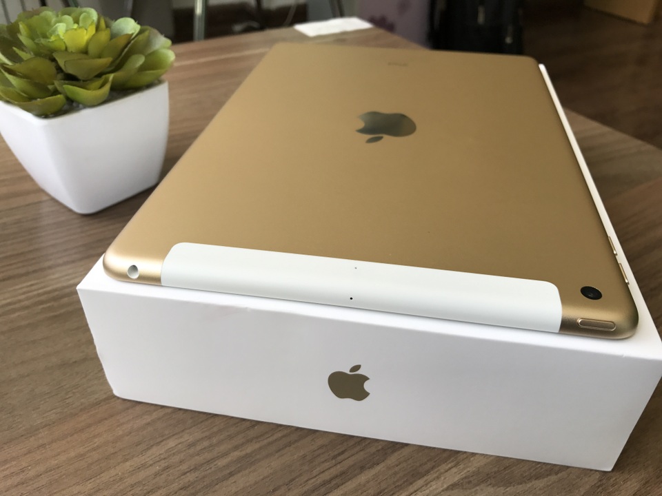 Trên tay iPad 9.7" phiên bản 2017 đầu tiên tại Việt Nam, giá 10,75 triệu đồng - 3 Đây là dấu hiệu chỉ có riêng trên dòng iPad 2017 hỗ trợ SIM 4G + WiFi.