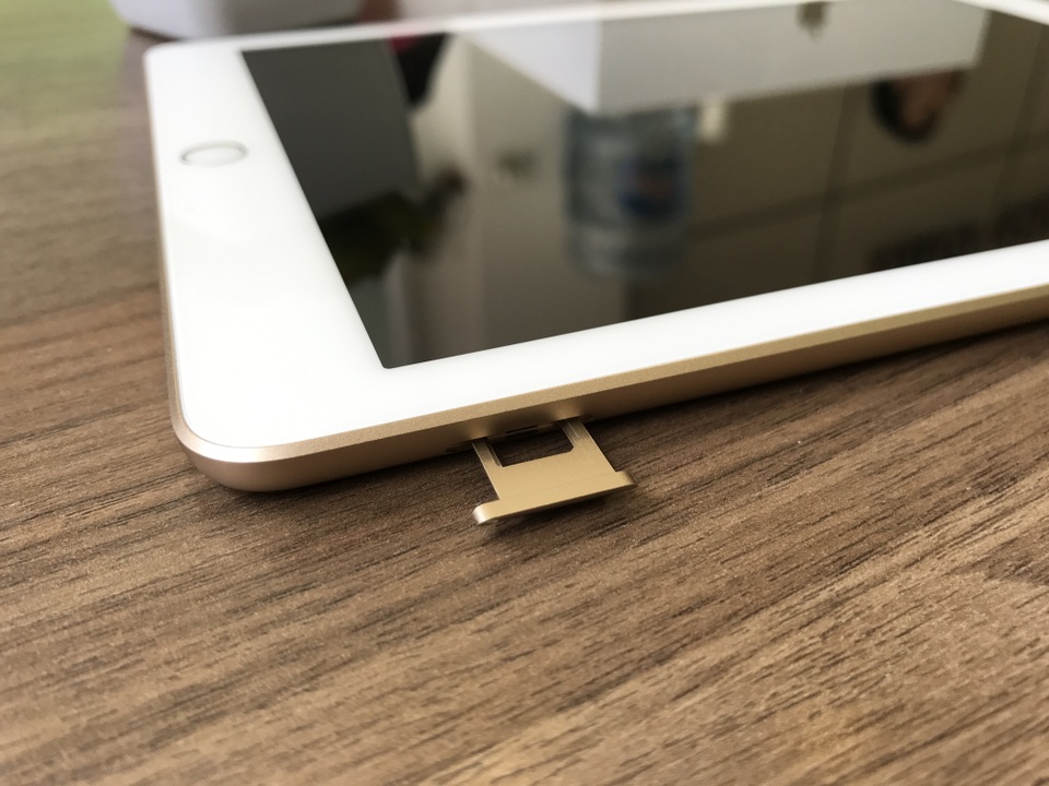 Trên tay iPad 9.7" phiên bản 2017 đầu tiên tại Việt Nam, giá 10,75 triệu đồng - 4 Vị trí khay SIM của iPad 2017
