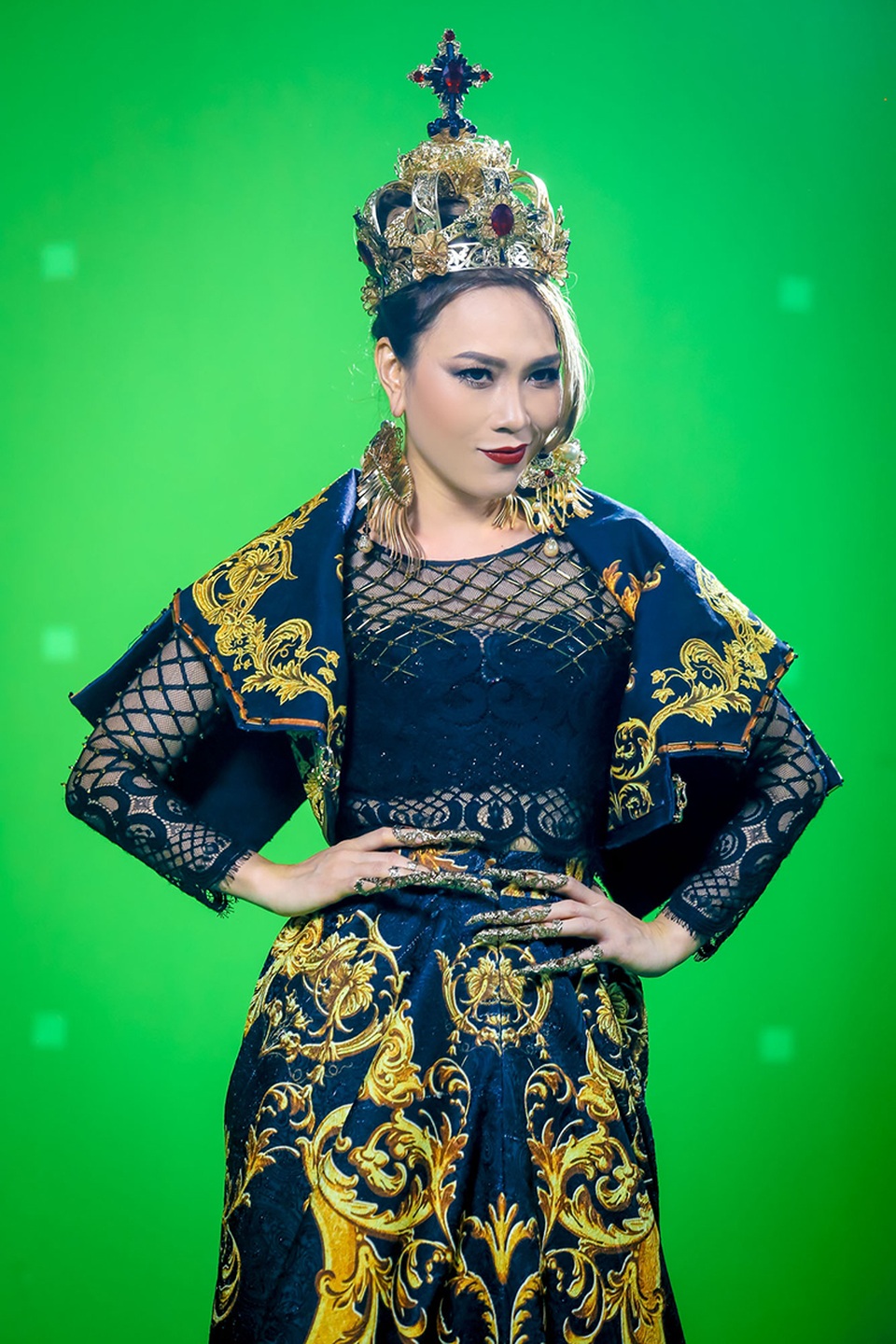 Mỹ Tâm gây choáng khi trở thành nữ vương hài hước ngay đầu năm - 3 “Họa mi tóc nâu” biến hóa với những phong cách khác nhau, có lúc là một người phụ nữ quý tộc lạnh lùng, độc lập, lúc lại mềm yếu bên cạnh người yêu. Mỹ Tâm diễn xuất hài hước, đáng yêu khiến nhiều fan thích thú.