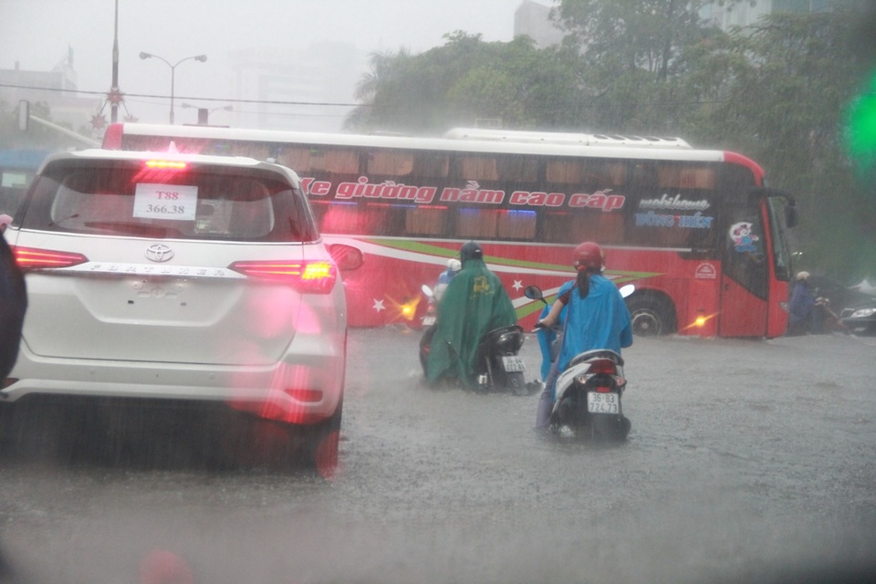 Nhiều tuyến phố ở Thanh Hóa thành sông sau cơn mưa lớn - 10 Nhiều tuyến phố ở Thanh Hóa thành sông sau cơn mưa lớn - 10