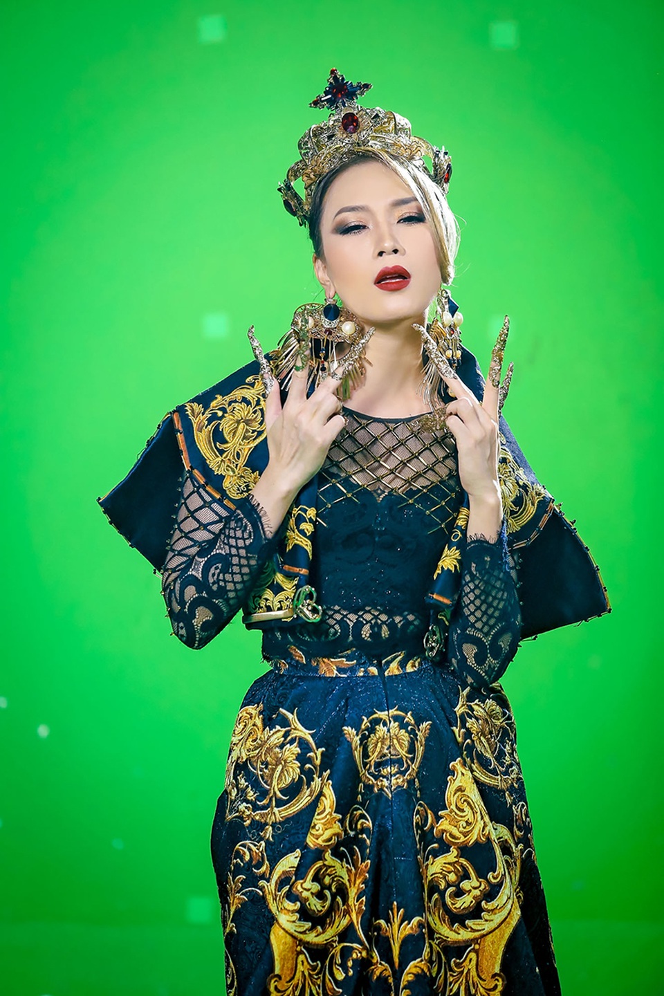 Mỹ Tâm gây choáng khi trở thành nữ vương hài hước ngay đầu năm - 1 Tạo hình nữ hoàng đỏng đảnh của Mỹ Tâm trong sản phẩm âm nhạc đầu năm mới