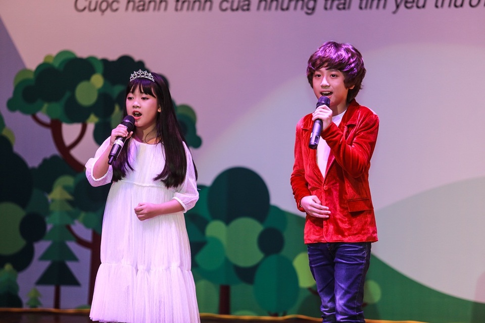 "Thần đồng âm nhạc" Jayden cùng 10 sao nhí hát vì trẻ em nghèo - 3 Gia Khiêm - cậu bé được Issac nhận là con trai (phải) và bé Diệp Nhi (trái).
