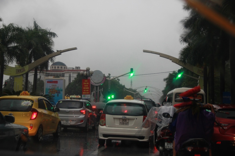 Nhiều tuyến phố ở Thanh Hóa thành sông sau cơn mưa lớn - 9 Nhiều tuyến phố ở Thanh Hóa thành sông sau cơn mưa lớn - 9