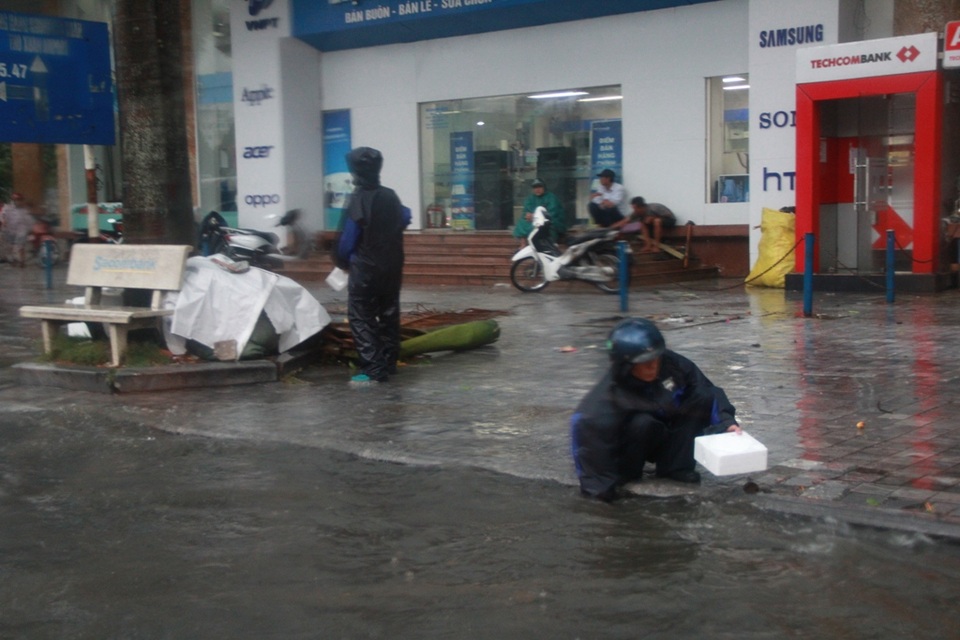 Nhiều tuyến phố ở Thanh Hóa thành sông sau cơn mưa lớn - 8
Nhân viên môi trường phải đi thông cống để thoát nước