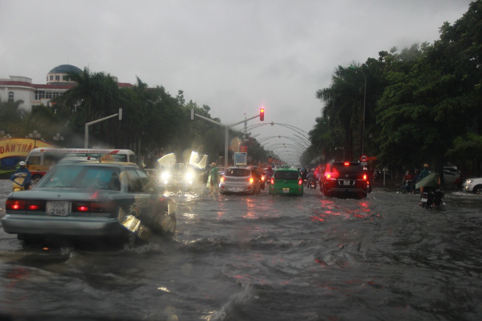 Nhiều tuyến phố ở Thanh Hóa thành sông sau cơn mưa lớn - 7 Hàng đoàn xe bơi trong nước