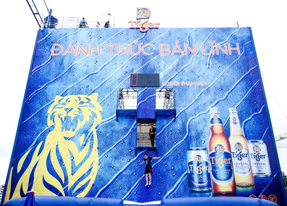 Thót tim với màn trình diễn “Yêu là tha thu” ở độ cao 20m của Only C - 7
Trong 3 ngày cuối tuần, Bức tường Tiger tại Đà Nẵng đã thu hút 12.000 lượt chinh phục cho tất cả các thử thách: Bức tường Phức Hợp, Bức tường lưới Tiger, Nhảy Tự Do, Thử Thách Vách Núi Everest, và Thử thách Selfie 360 độ giữa không trung.