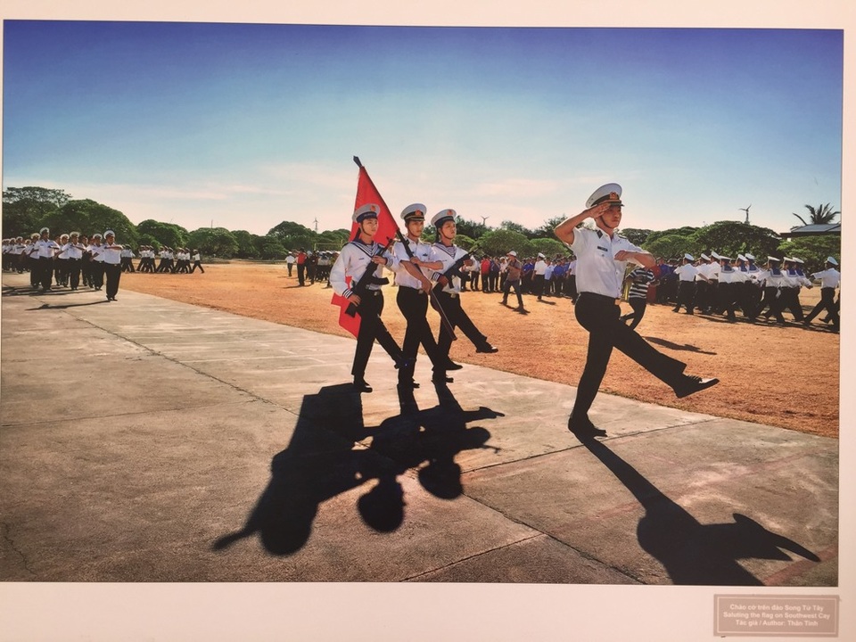 
Tác phẩm: “Lễ chào cờ trên đảo Song Tử Tây”
