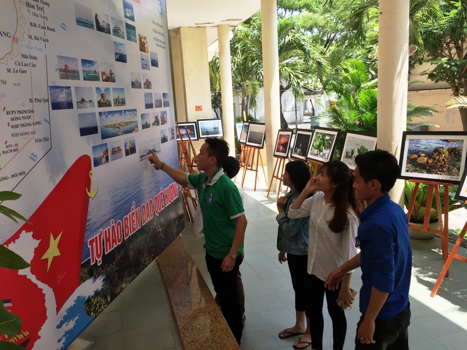 
Triển lãm ảnh “Tuổi trẻ vì biển đảo quê hương”diễn ra tại Đà Nẵng thu hút nhiều sinh viên dõi xem
