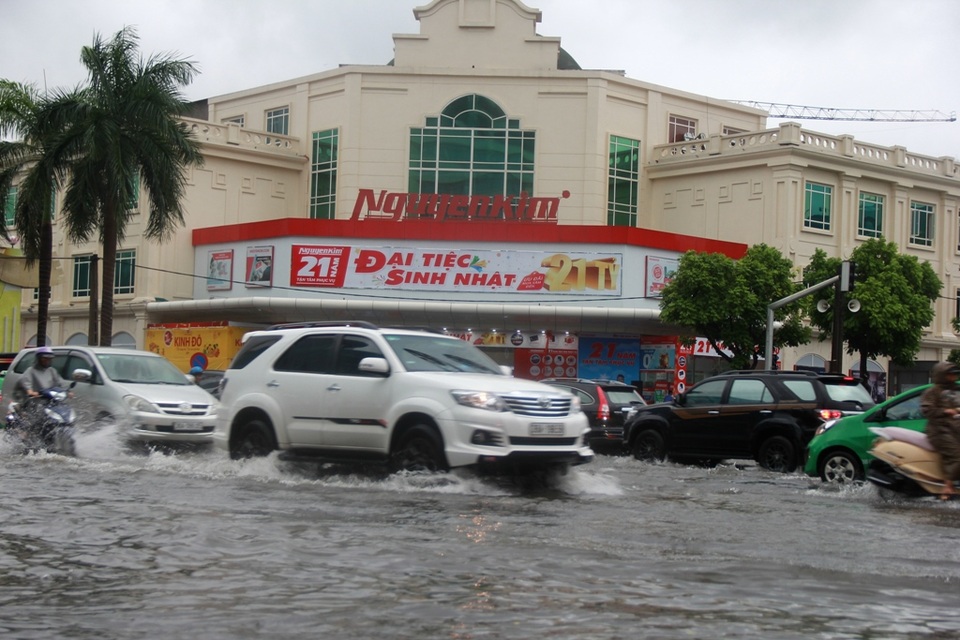 Nhiều tuyến phố ở Thanh Hóa thành sông sau cơn mưa lớn - 5 Nhiều tuyến phố ở Thanh Hóa thành sông sau cơn mưa lớn - 5