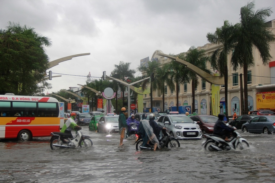Nhiều tuyến phố ở Thanh Hóa thành sông sau cơn mưa lớn - 4 Nhiều tuyến phố ở Thanh Hóa thành sông sau cơn mưa lớn - 4