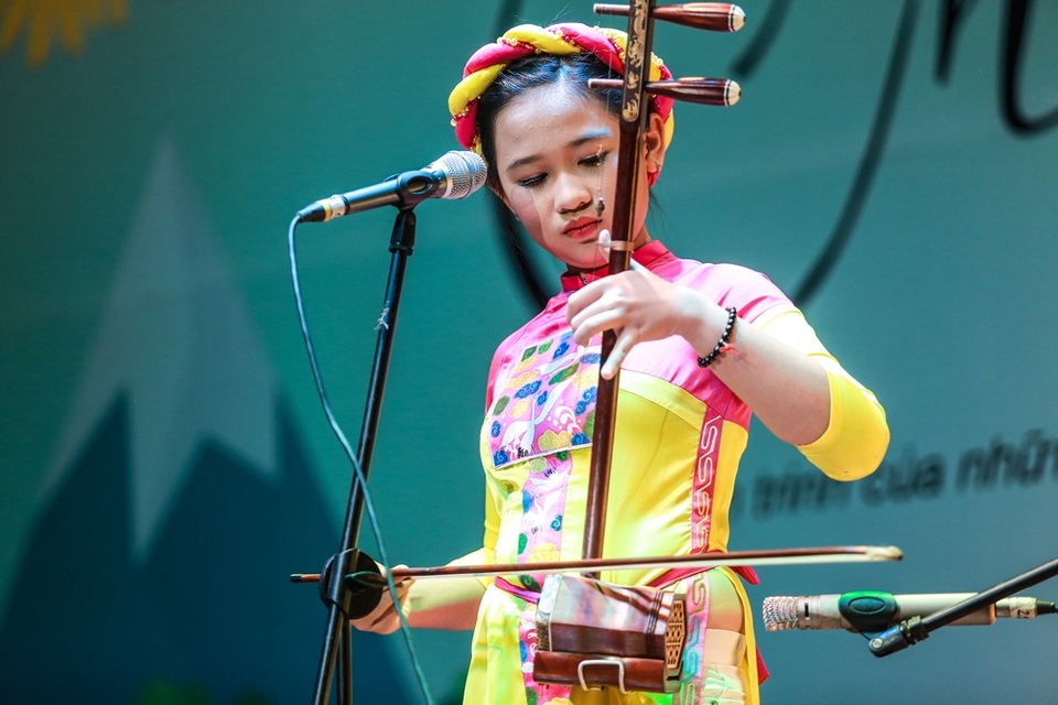 "Thần đồng âm nhạc" Jayden cùng 10 sao nhí hát vì trẻ em nghèo - 5 Khán giả lần lượt trải qua các cung bậc cảm xúc khác nhau, từ sâu lắng, nhẹ nhàng cho tới vui tươi, rộn rã.