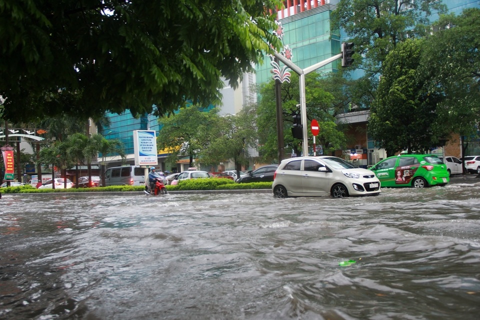 Nhiều tuyến phố ở Thanh Hóa thành sông sau cơn mưa lớn - 3 Nhiều tuyến phố ở Thanh Hóa thành sông sau cơn mưa lớn - 3