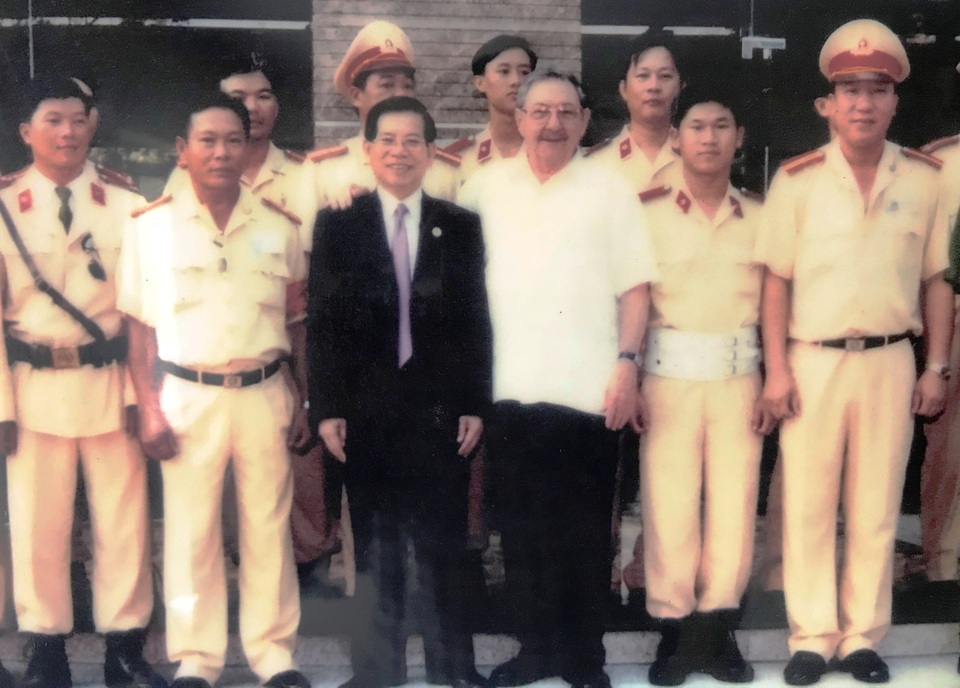 Gặp người từng dẫn đường cho 4 đời Tổng thống Mỹ đến Việt Nam - 2 Trung tá Nguyễn Văn Hải (người đứng bìa phải) cùng đồng đội vinh dự được chụp hình lưu niệm cùng Chủ tịch nước Nguyễn Minh Triết và Chủ tịch Cuba Raul Castro trong chuyến thăm Việt Nam của Chủ tịch Cuba vào năm 2009.