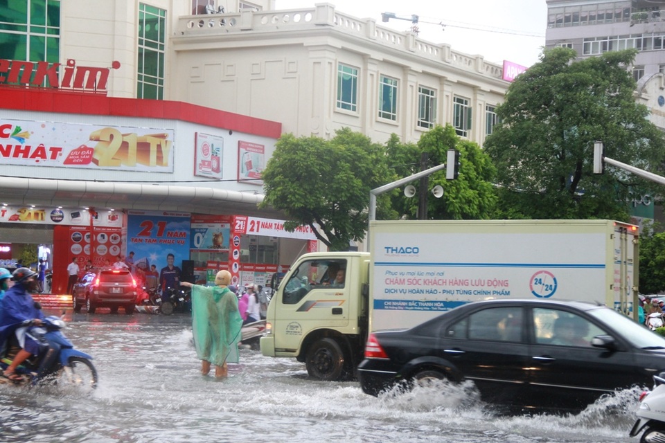 Nhiều tuyến phố ở Thanh Hóa thành sông sau cơn mưa lớn - 1 Nhiều tuyến phố ở Thanh Hóa thành sông sau cơn mưa lớn - 1