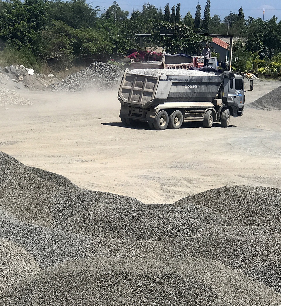 Xe "vua" đại náo đường phố: Những dàn xe không ngại vượt tải - 5 Khi nhận được tin hiệu có Thanh tra giao thông, một chiếc xe tải hạng nặng lập tức núp trong bãi vật liệu.