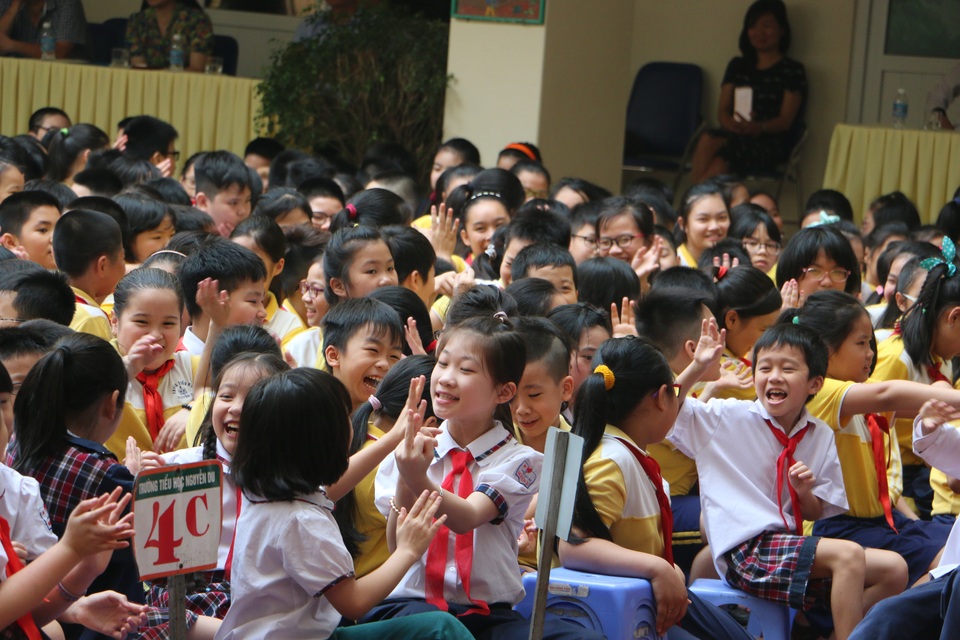 “Vùng đồ bơi” và 3 quy tắc “vàng” giúp trẻ phòng chống xâm hại tình dục - 2 Học sinh thực hành quy tắc 5 ngón tay.