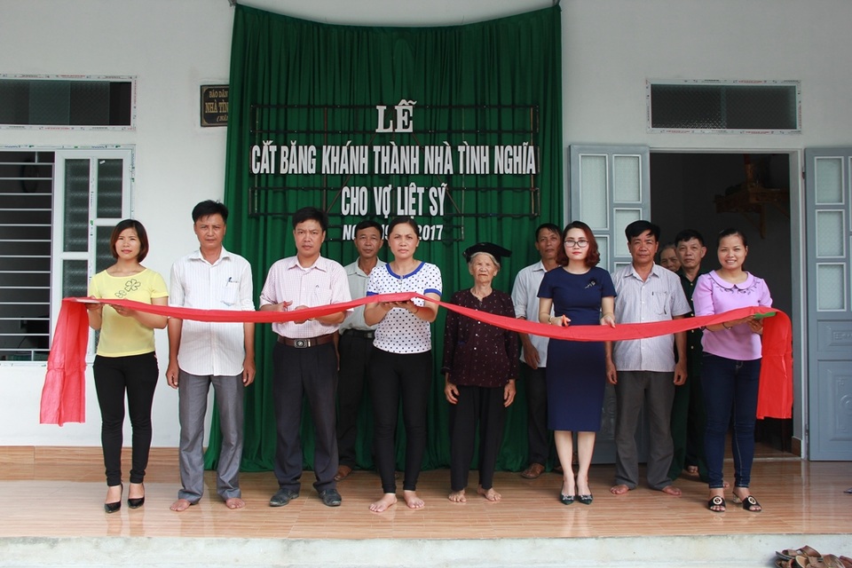 Khánh thành và bàn giao nhà tình nghĩa cho vợ liệt sỹ Lương Khắc Thứ - 3 PV Dân trí cùng chính quyền địa phương làm lễ cắt băng khánh thành và bàn giao nhà tình nghĩa cho cụ Miêng