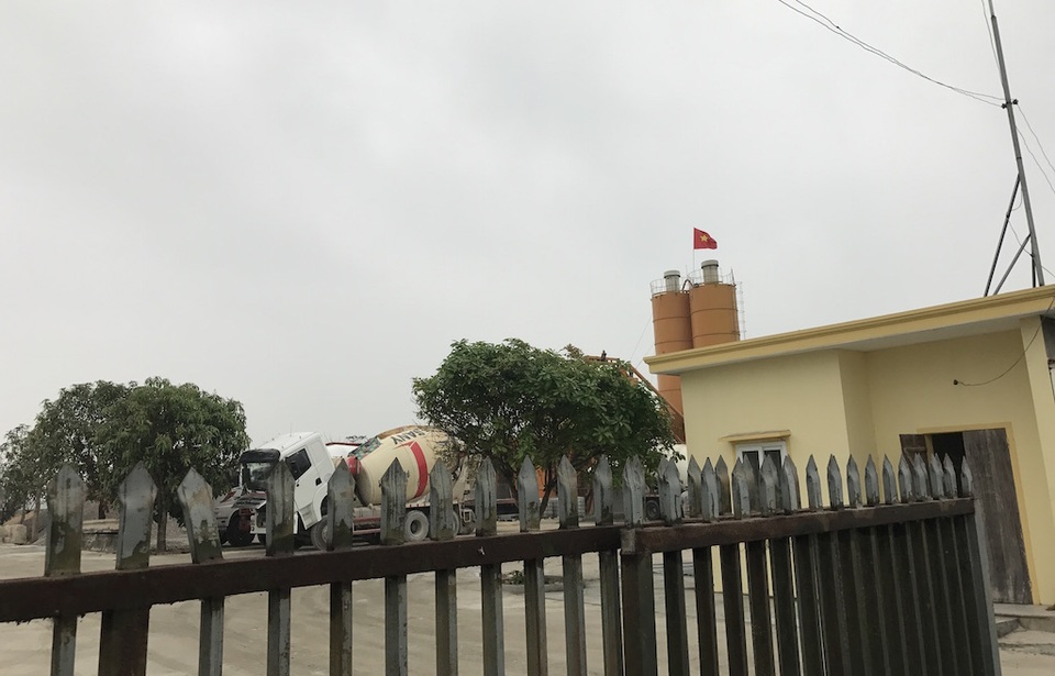 Trạm bê tông không phép ngang nhiên hoạt động, chính quyền cũng bất ngờ! - 1 Dù chưa được cấp có thẩm quyền cấp phép, nhưng trạm trộn bê tông tươi này vẫn ngang nhiên sản xuất.