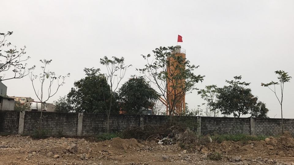 Trạm bê tông không phép ngang nhiên hoạt động, chính quyền cũng bất ngờ! - 2 Dù chưa có phép, nhưng trạm trộn bê tông này vẫn hoạt động. Bên ngoài bờ tường rào là khoảng đất trống do công ty này tự ý san lấp và đã bị xã lập biên bản.