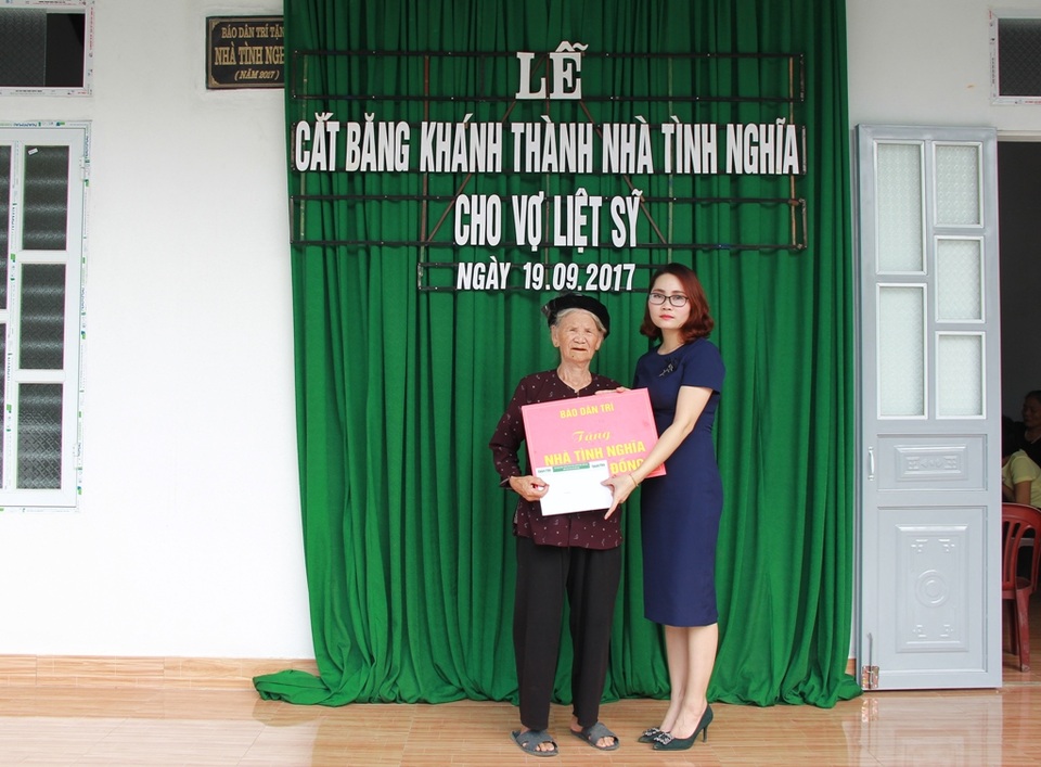 Khánh thành và bàn giao nhà tình nghĩa cho vợ liệt sỹ Lương Khắc Thứ - 4 PV Dân trí thay mặt Qũy Khuyến học Việt Nam, báo Dân trí trao tặng cụ Miêng 5 triệu đồng