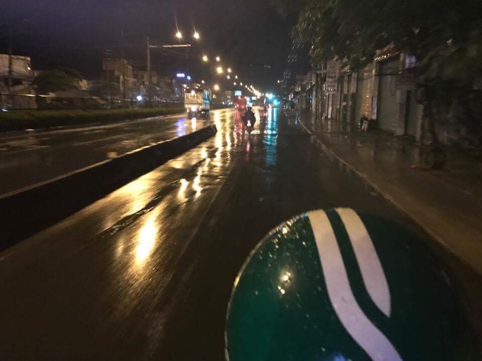 "Cuộc chiến" xe ôm: "Lạnh người" từ những chuyến xe đêm ở vùng đất dữ - 2 Những chuyến xe đêm của tài xế xe ôm công nghệ luôn tiềm ẩn bão táp tại những vùng đất dữ.