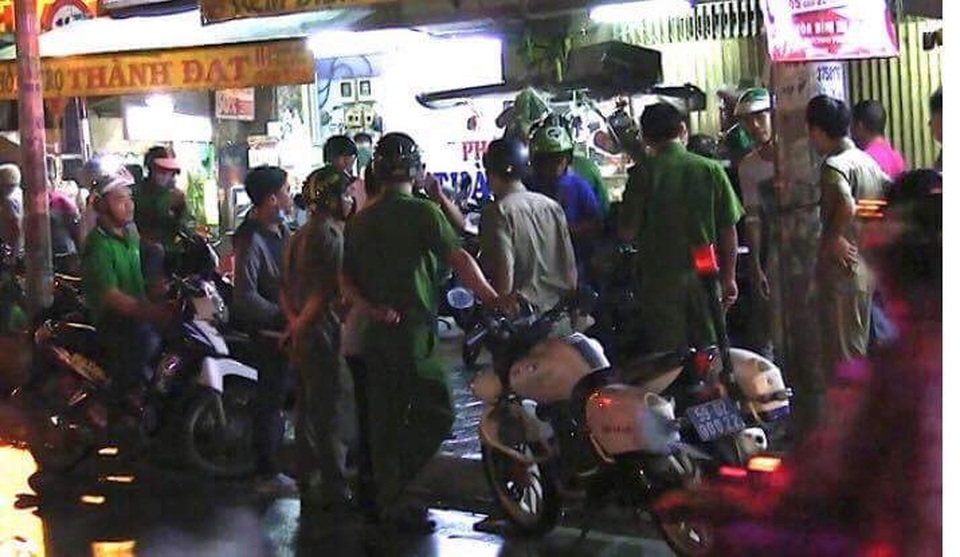 "Cuộc chiến" xe ôm: "Phải xem lại mình chứ không thể chỉ đổ lỗi!" - 1 Lực lượng Công an xử lý hiện trường một vụ tài xế GarbBike bị xe ôm truyền thống chém bị thương trước bến xe miền Tây.