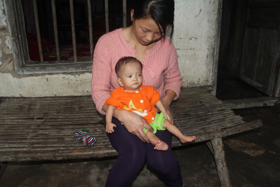 Tiếng khóc xé lòng của bé gái 16 tháng tuổi chỉ cân nặng 2,8kg - 1 Trong vòng tay mẹ, bé Thanh Nhàn nhỏ thó, yếu ớt. Đã 16 tháng tuổi nhưng bé chưa thể ngồi cũng như chập chững đi lại.